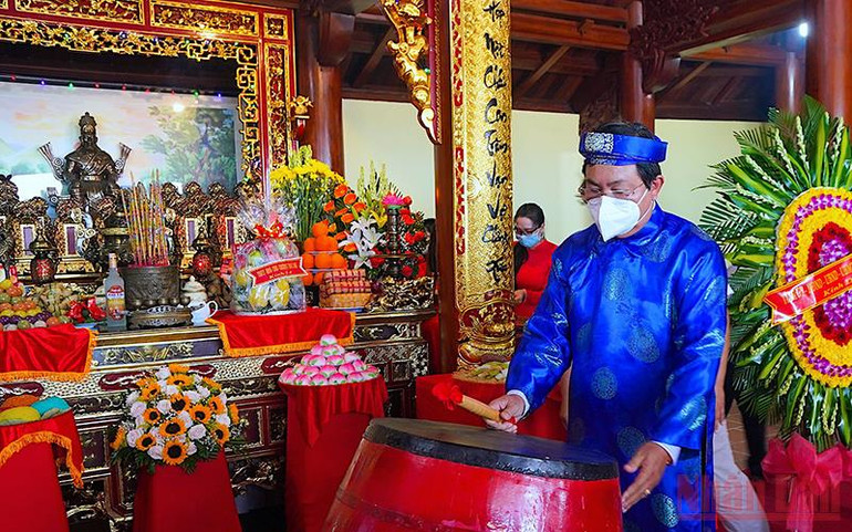 Lãnh đạo và nhân dân tỉnh Cà Mau dâng hương tại Đền thờ Đức Quốc Tổ Lạc Long Quân. Cà Mau dâng hương Đức Quốc Tổ Lạc Long Quân -0
