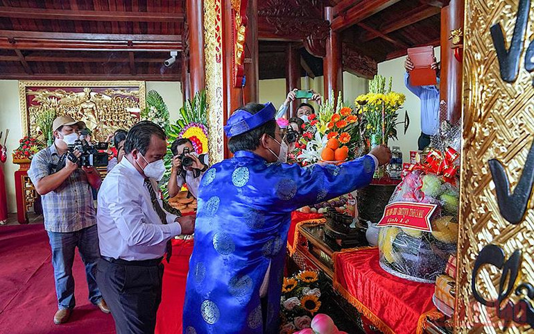 Lãnh đạo và nhân dân tỉnh Cà Mau dâng hương tại Đền thờ Đức Quốc Tổ Lạc Long Quân. Cà Mau dâng hương Đức Quốc Tổ Lạc Long Quân -0