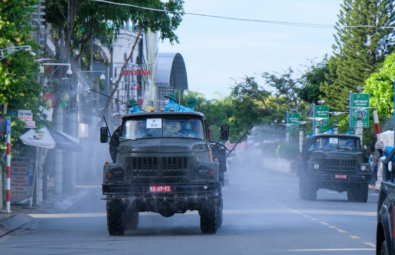 Phun hóa chất khử khuẩn trung tâm TP Cần Thơ để phòng, tránh dịch. Cần Thơ phát huy sức mạnh tổng hợp, xây dựng nền quốc phòng toàn dân, thế trận an ninh nhân dân toàn diện, vững mạnh -0
