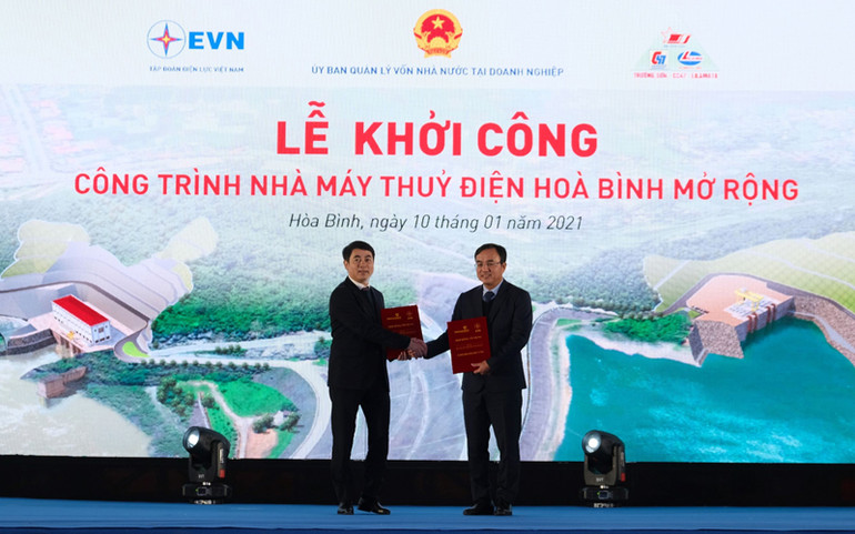Đồng chí Nghiêm Xuân Thành - Ủy viên Ban Thường vụ Đảng ủy Khối Doanh nghiệp T.Ư, Bí thư Đảng ủy, Chủ tịch HĐQT Vietcombank (bên trái) trao hợp đồng tín dụng tài trợ dự án nhà máy Thuỷ điện Hòa Bình mở rộng của EVN Vietcombank cấp khoản tín dụng 4.000 tỷ đồng tài trợ xây dựng công trình nhà máy thủy điện Hòa Bình mở rộng của Tập đoàn Điện lực Việt Nam -0