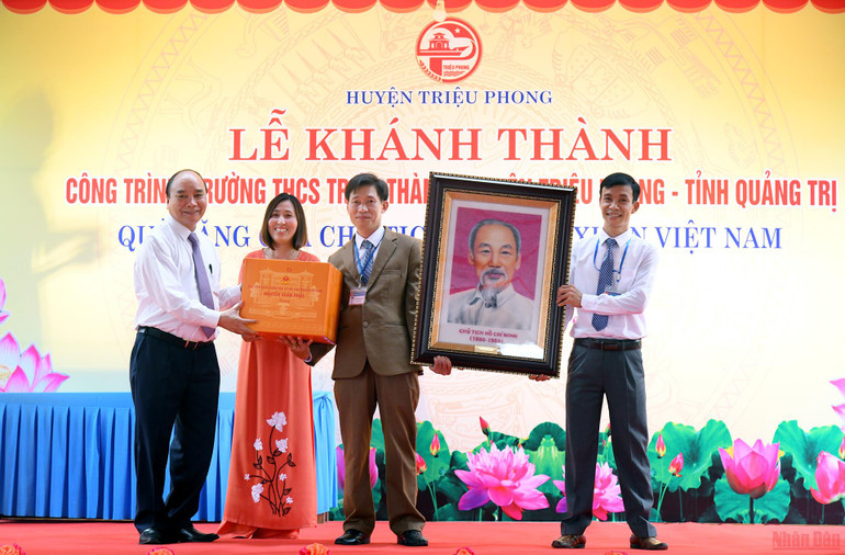 Chủ tịch nước Nguyễn Xuân Phúc tặng quà cho Trường THCS Triệu Thành, huyện Triệu Phong, tỉnh Quảng Trị. (Ảnh: THÀNH ĐẠT) Chủ tịch nước Nguyễn Xuân Phúc dâng hương Thành cổ Quảng Trị và Khu lưu niệm Tổng Bí thư Lê Duẩn -0