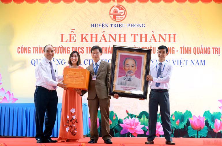 Chủ tịch nước Nguyễn Xuân Phúc dâng hương Thành cổ Quảng Trị và Khu lưu niệm Tổng Bí thư Lê Duẩn -0