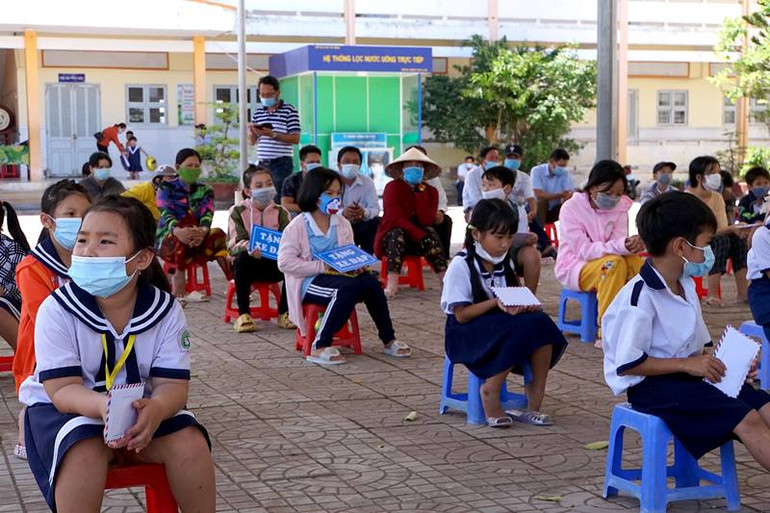 Học bổng vận động từ Báo Nhân Dân đến tay các học sinh nghèo miệt sông nước Cà Mau. Hiệp hội doanh nghiệp Cà Mau cùng Báo Nhân dân tiếp sức học sinh đến trường -0