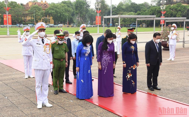 Lãnh đạo Đảng, Nhà nước vào Lăng viếng Chủ tịch Hồ Chí Minh nhân kỷ niệm 47 năm Ngày Giải phóng miền nam, thống nhất đất nước. -0