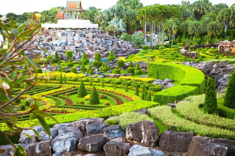 Vườn bách thảo nhiệt đới Nong Nooch, Thái Lan là nơi có một phiên bản thu nhỏ của khu vườn Stonehenge ở Pattaya, Thái Lan. Từ các tác phẩm điêu khắc động vật đến các cây cảnh, Nong Nooch cũng tổ chức các buổi biểu diễn múa truyền thống của Thái Lan hoặc các cuộc biểu diễn võ thuật. Những khu vườn ấn tượng trên thế giới -9