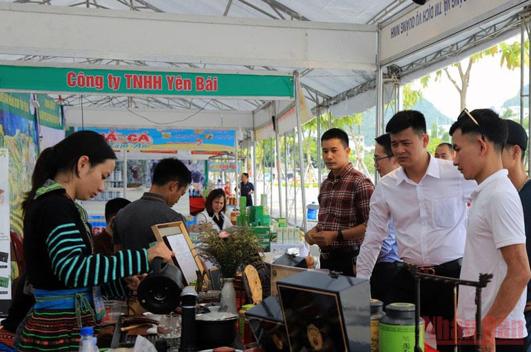 Gian hàng trưng bày sản phẩm của tỉnh Yên Bái tại Festival trái cây và các sản phẩm OCOP Việt Nam năm 2022. Bế mạc Festival trái cây và các sản phẩm OCOP Việt Nam -0