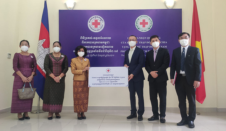Bàn giao kinh phí hỗ trợ cộng đồng người gốc Việt tại Campuchia phòng, chống dịch Covid-19 -0