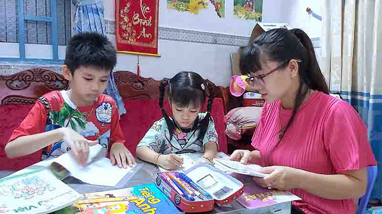 Phụ huynh Nguyễn Thị Thúy Duy, phường 4, thành phố Cà Mau tranh thủ ôn tập, củng cố bị kiến thức giúp con mình tự tin bước vào năm học mới. Năm học đặc biệt nơi cực nam Tổ quốc -0