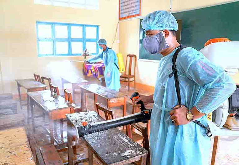 Trường THCS Nguyễn Việt Khái, huyện Phú Tân vệ sinh, sát khuẩn trường lớp chuẩn bị năm học mới. Năm học đặc biệt nơi cực nam Tổ quốc -0
