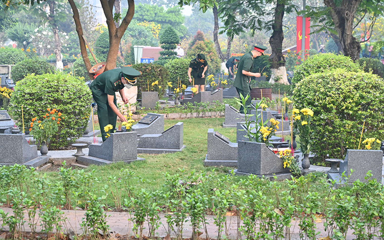 Các đại biểu thắp hương tại các ngôi mộ ở Nghĩa trang Liệt sĩ thành phố Hồ Chí Minh. Lãnh đạo Thành phố Hồ Chí Minh dâng hương tưởng niệm các anh hùng liệt sĩ -0
