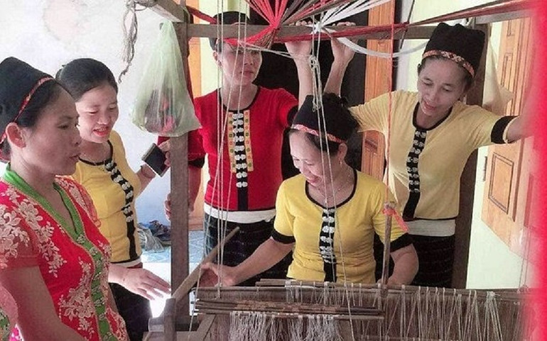 Đào tạo nghề dệt thổ cẩm đang được các huyện miền núi Nghệ An duy trì, phát triển. (Ảnh Báo Nghệ An) Góp phần nâng cao chất lượng nguồn lao động và giải quyết việc làm cho lao động nông thôn -0