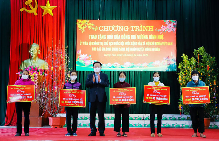 Chủ tịch Quốc hội Vương Đình Huệ trao 5 căn nhà đại đoàn kết cho 5 hộ có hoàn cảnh đặc biệt khó khăn trên địa bàn huyện Hưng Nguyên. (Ảnh: PHẠM BẰNG) Chủ tịch Quốc hội Vương Đình Huệ tặng quà Tết tại Nghệ An -0