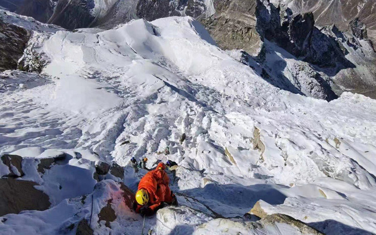 Người khiếm thị châu Á đầu tiên chinh phục “Nóc nhà thế giới” -0