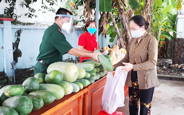 Phiên chợ 0 đồng do Bộ đội Biên phòng TP Hồ Chí Minh phối hợp tổ chức hỗ trợ người dân có hoàn cảnh khó khăn tại huyện Cần Giờ. Nghĩa tình quân dân trong đại dịch -0
