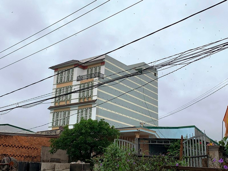 Người dân đầu tư xây dựng nhà nuôi chim yến tràn lan trong khu đông dân cư ảnh hưởng rất lớn đến đời sống của người dân chung quanh. Những “biệt thự” nuôi chim yến ở Đắk Lắk -0