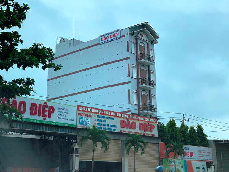 Nhiều “biệt thự” nuôi chim yến được xây dựng ngay giữa khu vực kinh doanh, buôn bán sầm uất nhưng không được các ngành chức năng ngăn chặn. Những “biệt thự” nuôi chim yến ở Đắk Lắk -0