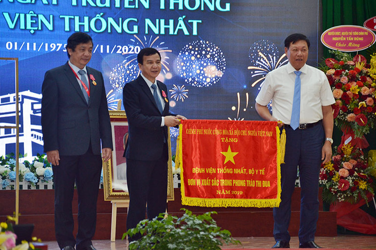 Trao Cờ thi đua của Chính phủ cho tập thể Bệnh viện Thống Nhất. Bệnh viện Thống Nhất tổ chức kỷ niệm 45 năm Ngày truyền thống (1-11-1975-1-11-2020) -0