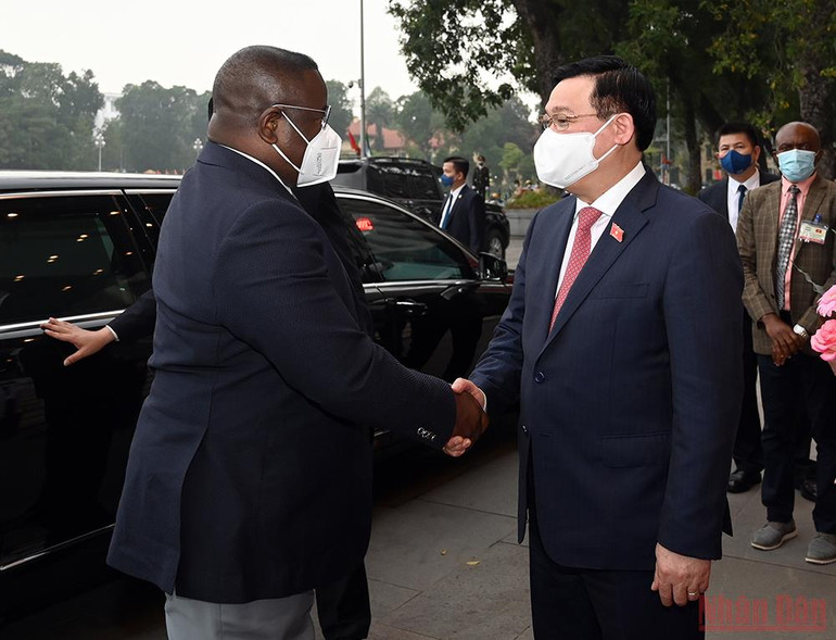 Chủ tịch Quốc hội Vương Đình Huệ tiếp Tổng thống nước Cộng hòa Sierra Leone -0