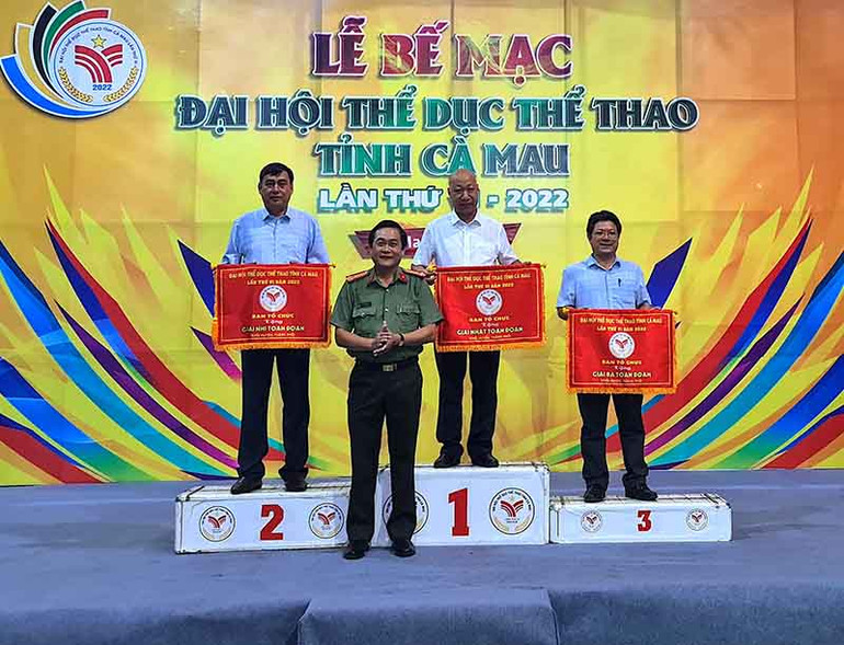 Đại diện Ban tổ chức trao Cờ Thi đua cho các đơn vị đạt thành tích cao toàn đoàn tại Đại hội Thể dục Thể thao tỉnh Cà Mau. Đại hội Thể dục Thể thao tỉnh Cà Mau thành công tốt đẹp -0