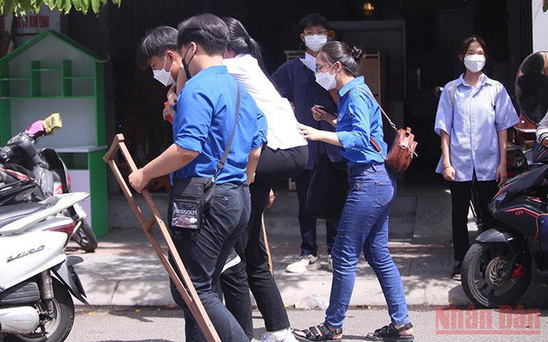 Nhóm tình nguyện viên cõng thí sinh L. ra khỏi phòng thi. Tin ghép tiếp sức mùa thi.. -0