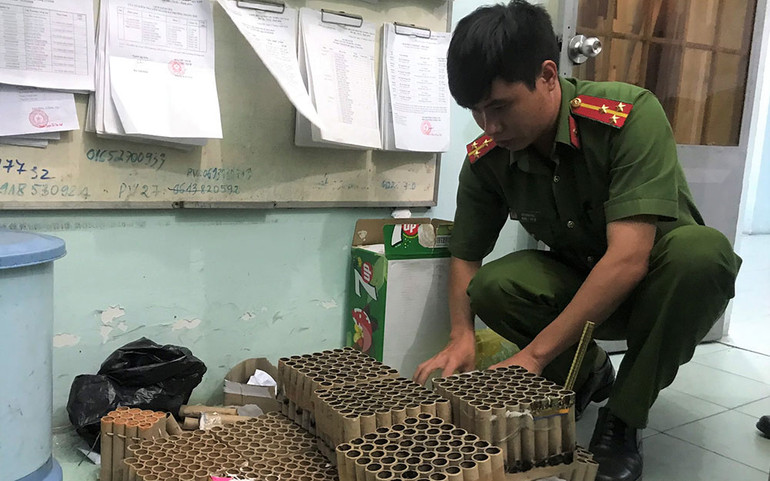 Lực lượng công an thu giữ pháo nổ. Xử lý 118 vụ đốt pháo trong đêm giao thừa ở Biên Hòa -0