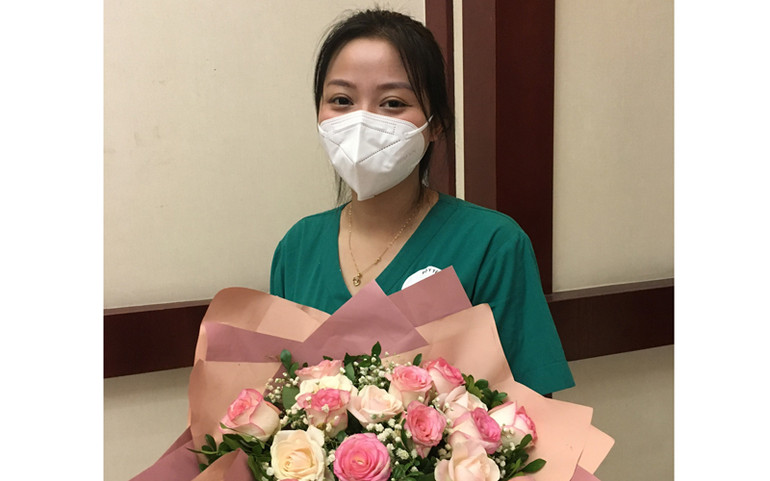 Nụ cười chiến thắng của điều dưỡng Trịnh Thị Dung. Ngày trở về của các chiến sĩ áo trắng -0
