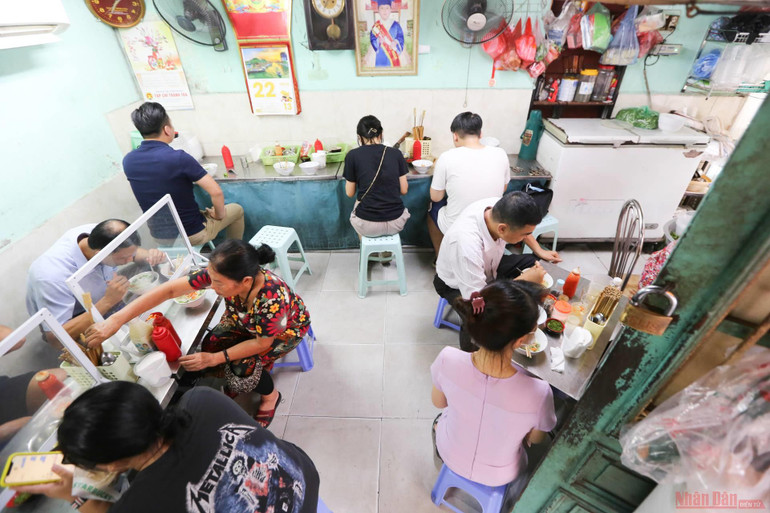 Hàng quán Hà Nội ngày đầu mở cửa trở lại sau giãn cách phòng dịch -0