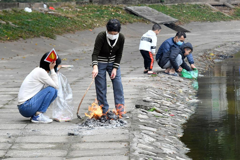 Người dân Hà Nội thả cá chép tiễn ông Táo về trời -0