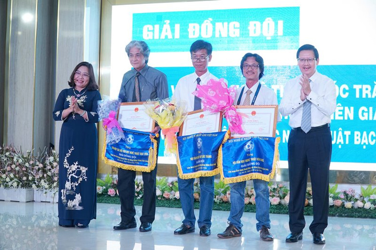 Trao giải đồng đội cho ba tỉnh Bạc Liêu, Kiên Giang và Sóc Trăng. Trao giải liên hoan ảnh nghệ thuật đồng bằng sông Cửu Long -0