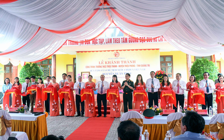 Chủ tịch nước Nguyễn Xuân Phúc cùng các đại biểu cắt băng khánh thành khu nhà học bộ môn Trường THCS Triệu Thành, huyện Triệu Phong, tỉnh Quảng Trị. (Ảnh: THÀNH ĐẠT) Chủ tịch nước Nguyễn Xuân Phúc dâng hương Thành cổ Quảng Trị và Khu lưu niệm Tổng Bí thư Lê Duẩn -0