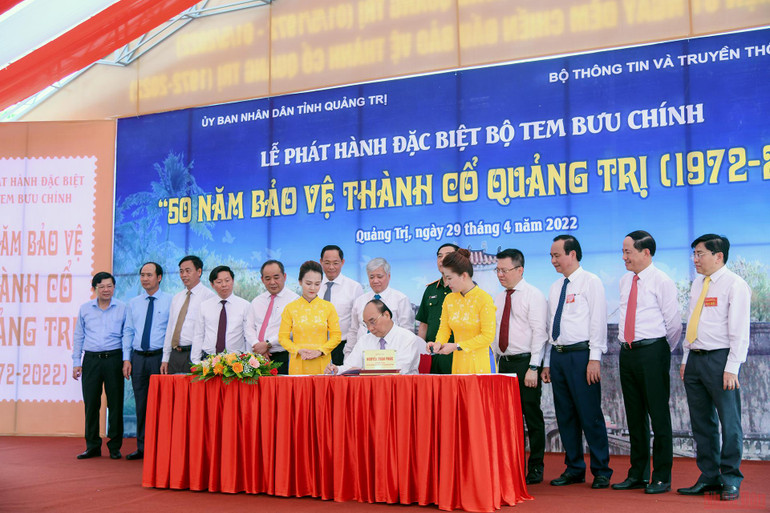 Tại Di tích quốc gia đặc biệt Thành cổ Quảng Trị, Chủ tịch nước và lãnh đạo bộ, ban, ngành đã dự Lễ phát hành đặc biệt bộ Tem bưu chính 50 năm bảo vệ Thành cổ Quảng Trị. (Ảnh: THÀNH ĐẠT) Chủ tịch nước Nguyễn Xuân Phúc dâng hương Thành cổ Quảng Trị và Khu lưu niệm Tổng Bí thư Lê Duẩn -0