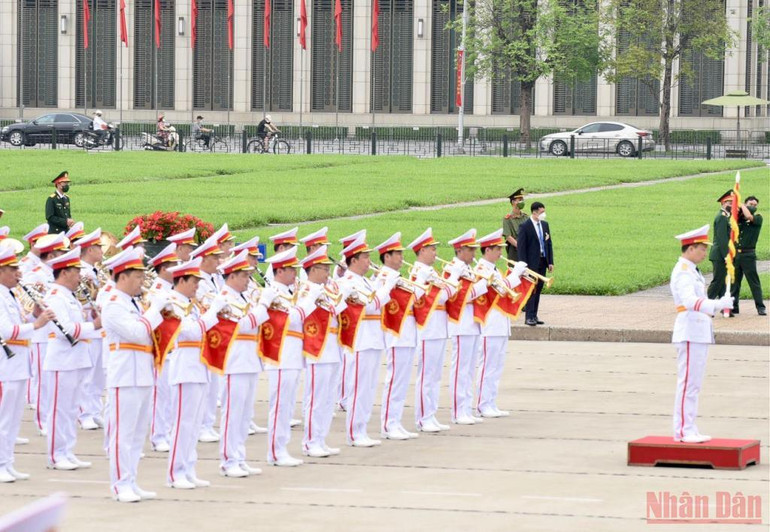 Lãnh đạo Đảng, Nhà nước vào Lăng viếng Chủ tịch Hồ Chí Minh nhân kỷ niệm 47 năm Ngày Giải phóng miền nam, thống nhất đất nước. -0