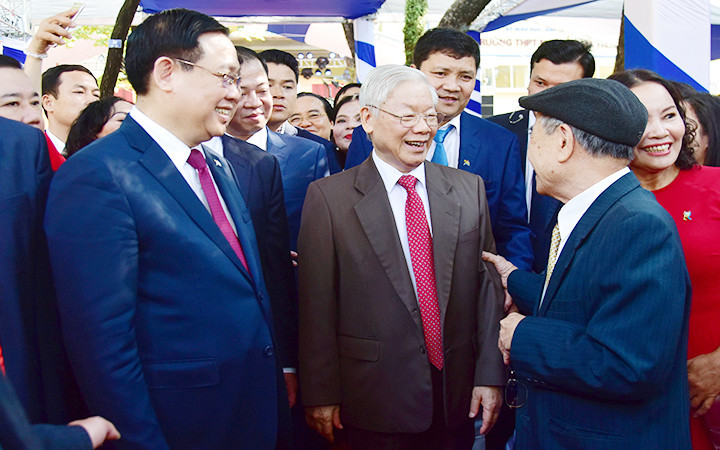 Tổng Bí thư, Chủ tịch nước Nguyễn Phú Trọng với các đại biểu tại Lễ kỷ niệm 70 năm thành lập Trường THPT Nguyễn Gia Thiều (Long Biên, Hà Nội). Ảnh: DUY LINH Đoàn kết, vững tin, đưa đất nước bước vào giai đoạn phát triển mới -0