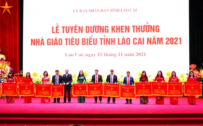 Lào Cai khen thưởng 220 giáo viên tiêu biểu -0