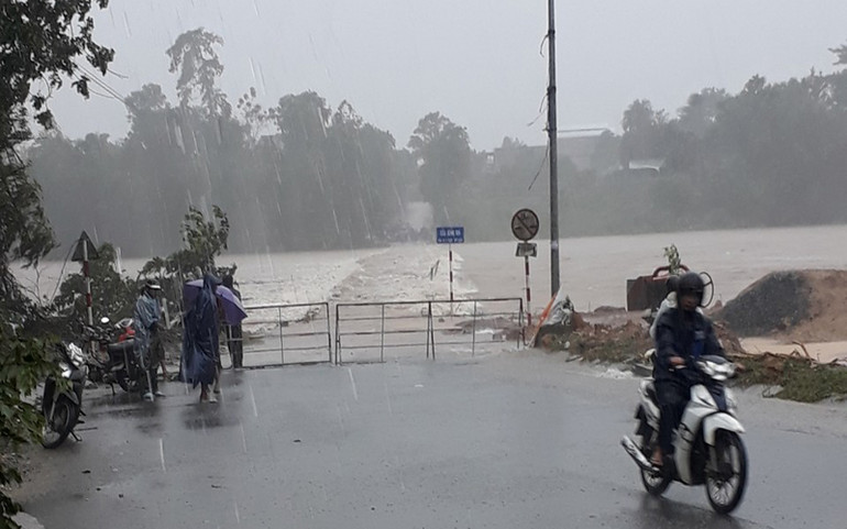 Lũ các sông lên nhanh, Quảng Ngãi khẩn cấp di dời dân -0