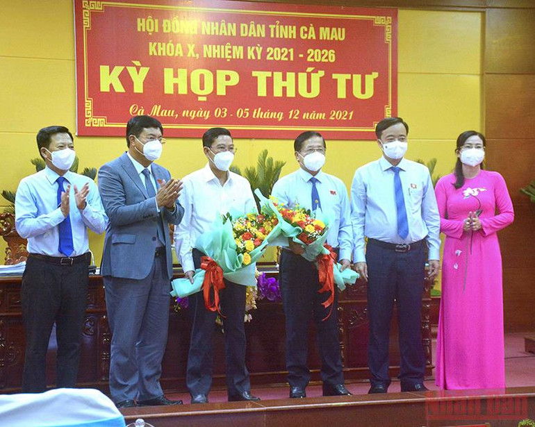 Lãnh đạo tỉnh Cà Mau tặng hoa chúc mừng các đồng chí vừa được miễn nhiệm và bầu bổ sung Ủy viên Ủy ban nhân dân tỉnh. Cà Mau hoàn thành tốt đẹp chương trình kỳ họp cuối năm Hội đồng nhân dân tỉnh -0