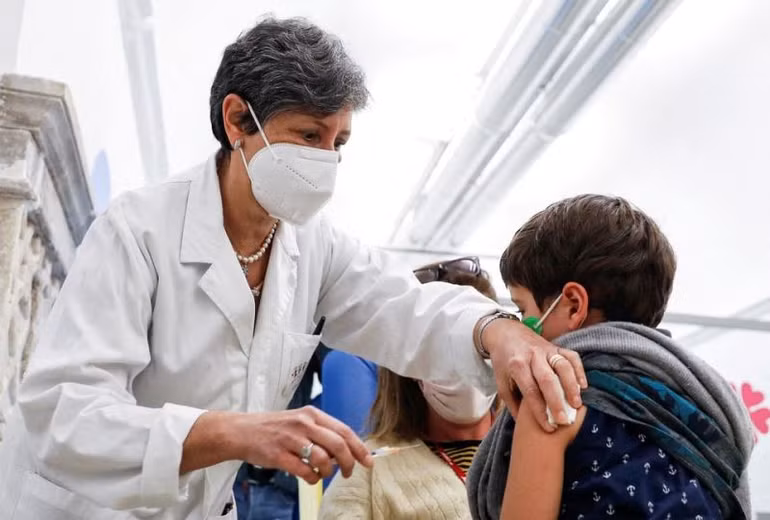 Số ca nhiễm biến thể Omicron tăng vọt, Anh đối mặt làn sóng lây nhiễm mới -0