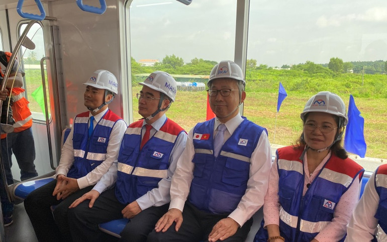 Bí thư Thành ủy TP Hồ Chí Minh Nguyễn Thiện Nhân cùng Đại sứ đặc mệnh toàn quyền Nhật Bản tại Việt Nam tham quan bên trong đoàn tàu. IMG_9800-1602562385246.jpg
