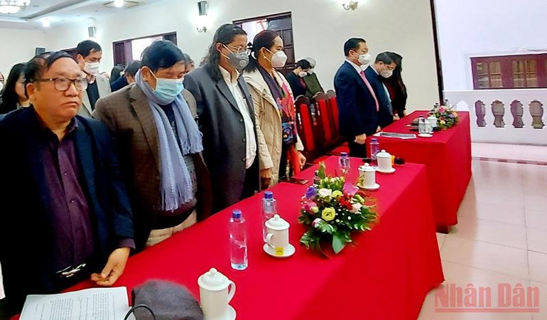 Các đại biểu dành phút tưởng niệm những nhà văn đã qua đời. Trao giải thưởng Hội Nhà văn Việt Nam và kết nạp hội viên mới -0