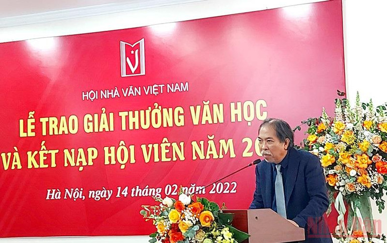 Chủ tịch Hội Nhà văn Việt Nam Nguyễn Quang Thiều phát biểu tại buổi lễ. Trao giải thưởng Hội Nhà văn Việt Nam và kết nạp hội viên mới -0