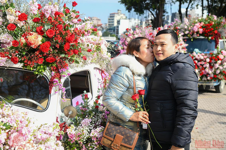 Thị trường quà tặng Valentine 2022: Đa dạng sản phẩm, mua sắm online lên ngôi -0