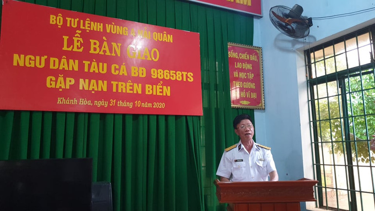 Đi ngược hướng bão để đón ngư dân tàu gặp nạn về bờ -0