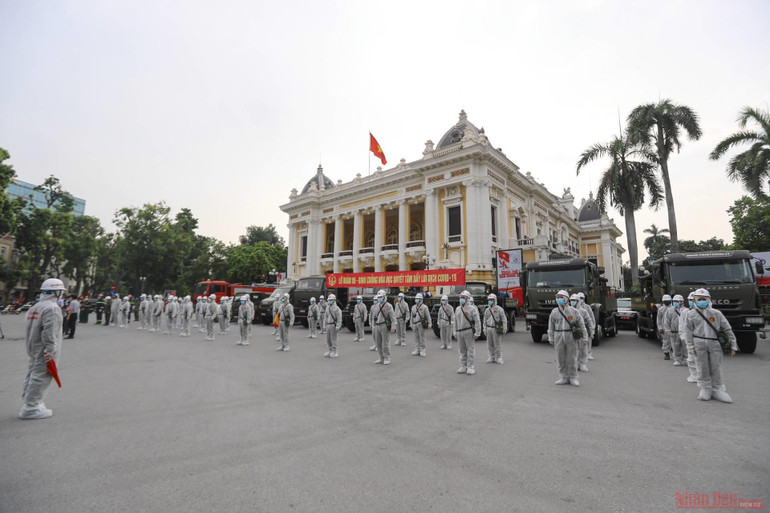 Bộ Tư lệnh Thủ đô và Binh chủng Hoá học tổ chức phun khử khuẩn 10 phường phố cổ, 2 phường ngoài đê quận Hoàn Kiếm. 1_Ha_noi_khu_khuan-1627273700180.jpeg