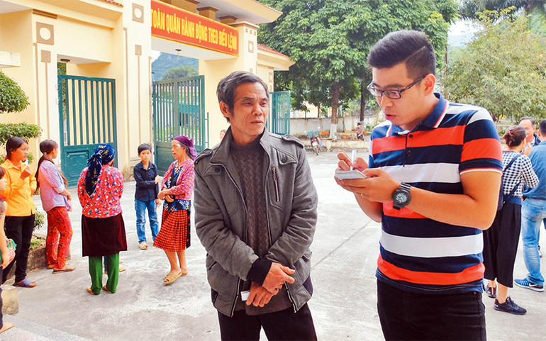 Phóng viên Báo Nhân Dân hằng tháng tác nghiệp tại Hà Giang. Ảnh: Hoàng Chiến Sáng tạo, yếu tố làm nên thương hiệu một ấn phẩm -0