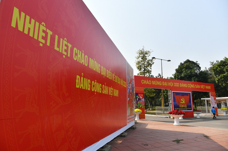 Toàn bộ hạng mục trang trí sẽ được hoàn tất trong ngày 19-1, bảo đảm yêu cầu đẹp, trang trọng, kịp thời phục vụ Đại hội lần thứ XIII của Đảng. Hà Nội rực rỡ cờ hoa chào mừng Đại hội lần thứ XIII của Đảng -0
