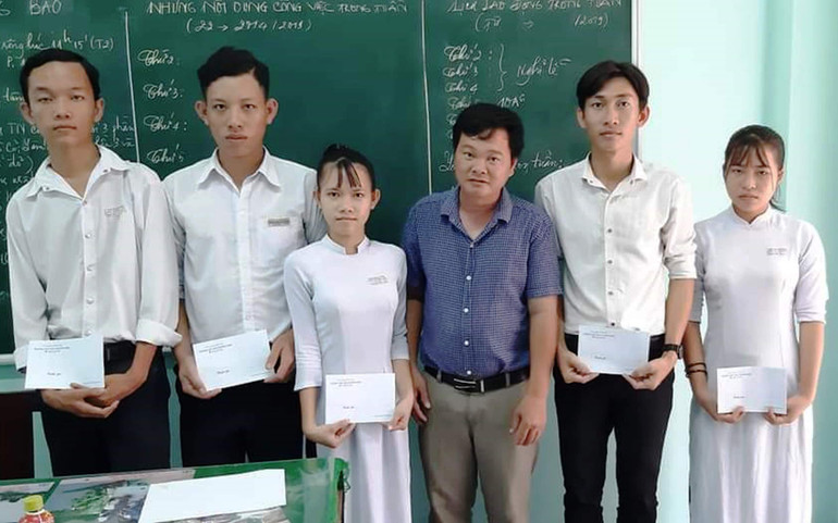 Thầy giáo mê thiện nguyện -0