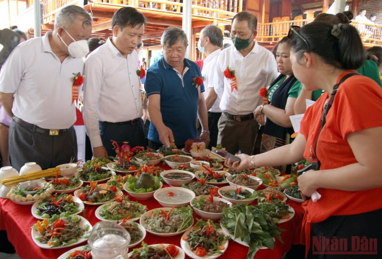 Tại Lễ hội Then Kin Pang, ngoài những nghi thức, hoạt động mang tính tâm linh thì người dân địa phương còn tham gia thi nấu các món ăn mang đậm hương vị đặc trưng của đồng bào Thái. Về Lai Châu vui hội té nước, gội đầu -0