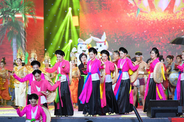 (Ảnh: Thành Đạt) Những màn trình diễn ấn tượng trong Lễ bế mạc SEA Games 31 -0