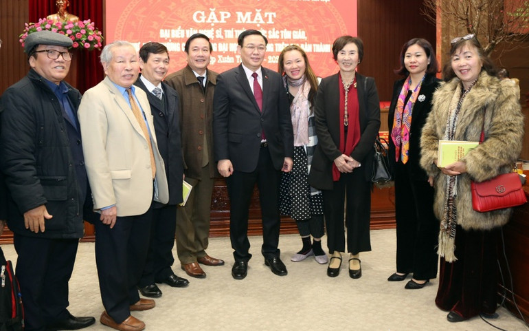 Bí thư Thành ủy Vương Đình Huệ với các đại biểu tại buổi gặp mặt. Ảnh: DUY LINH Hà Nội đẩy mạnh đổi mới sáng tạo, phát triển công nghiệp văn hóa -0