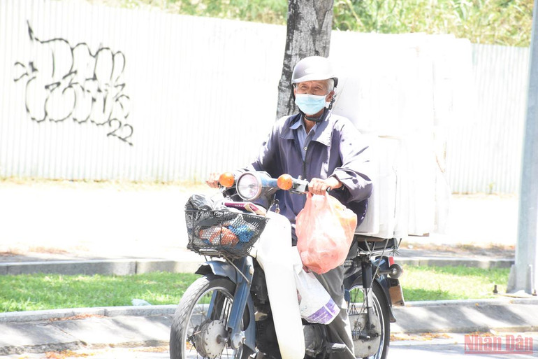 Lao động dưới trời nắng nóng gay gắt -0